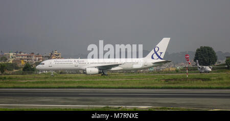 Katmandou, Népal - Oct 17, 2017. Un Boeing 757-27B d'Abercrombie & Kent (Icelandair) accostage à l'aéroport de Tribhuvan à Katmandou, au Népal. Banque D'Images