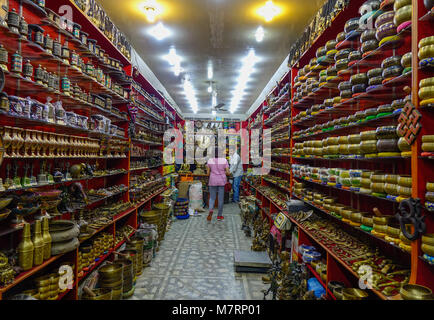 Katmandou, Népal - Oct 17, 2017. Intérieur du bol chantant Shop à quartier de Thamel à Katmandou, au Népal. Banque D'Images