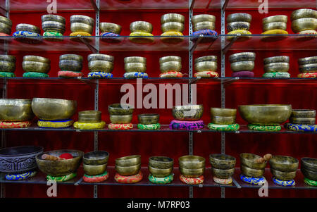 Katmandou, Népal - Oct 17, 2017. Intérieur du bol chantant Shop à quartier de Thamel à Katmandou, au Népal. Banque D'Images