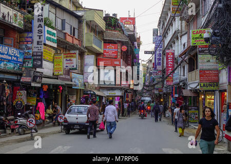 Katmandou, Népal - Oct 17, 2017. Les gens qui marchent sur la rue au quartier de Thamel à Katmandou, au Népal. Banque D'Images