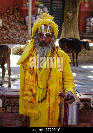 Katmandou, Népal - Oct 17, 2017. Sadhu dans des vêtements colorés et visage peint debout sur Durbar Squares à Katmandou, au Népal. Banque D'Images