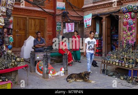 Katmandou, Népal - Oct 17, 2017. Marchands vendant des souvenirs à quartier de Thamel à Katmandou, au Népal. Banque D'Images