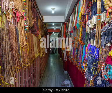 Katmandou, Népal - 19 oct., 2017. Magasin de souvenirs sur rue au quartier de Thamel à Katmandou, au Népal. Banque D'Images