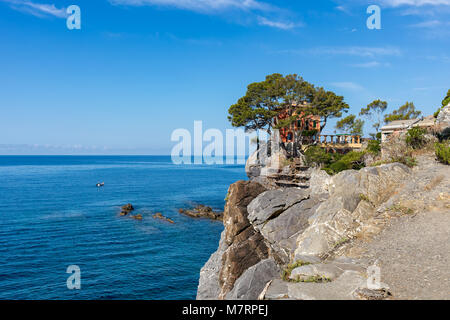 Villa sur la falaise donnant sur la magnifique mer Méditerranée sous ciel bleu dans la petite ville de Recco en Ligurie, Italie. Banque D'Images