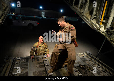 (De gauche) Le sergent-chef de l'US Air Force. Bradley Nulf, 774e Escadron de transport aérien expéditionnaire loadmaster évaluateur Senior et aviateurs, David Payne, arrimeur EAS 774 Examen des directives avant d'un largage à l'aérodrome de Bagram (Afghanistan) le 1 août 2014. L'escadron a effectué un airdrop pour l'Armée nationale afghane en utilisant le nouveau système de porte sans fil. Nulf est déployé à partir de Dyess Air Force Base, Texas et originaire de Columbia City, Ind. Payne est déployé à partir de Dyess Air Force Base, Texas et natif de Gilbert, en Arizona (États-Unis Photo de l'Armée de l'air par le sergent. Evelyn Chavez/libérés) 455 e Expedit Air Banque D'Images