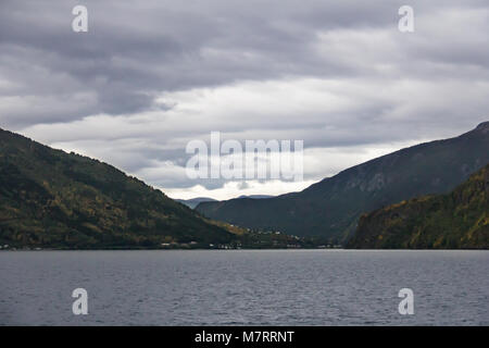 Vue paysage de Sogn et les montagnes de l'ouest de la Norvège. Prises de la Flam à Bergen ferry sous un ciel couvert. Banque D'Images