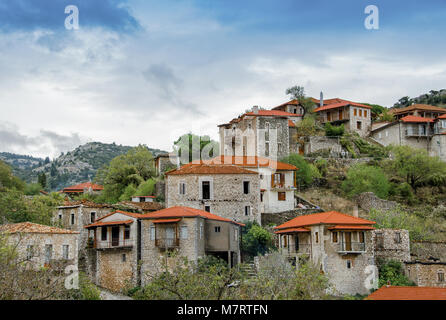 Belle architecture traditionnelle de montagne sur le mont Mainalo.village de Stemnitsa en Grèce. Banque D'Images