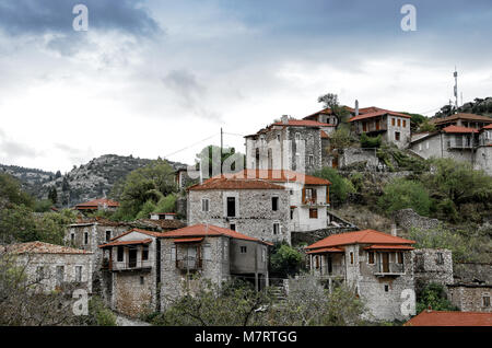 Belle architecture traditionnelle de montagne sur le mont Mainalo.village de Stemnitsa en Grèce. Banque D'Images