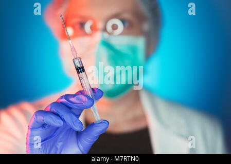 La vaccination est importante pour l'immunisation. Femme médecin avec seringue de vaccin Banque D'Images