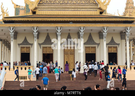 Les touristes au Palais Royal, Phnom Penh, Cambodge, Asie Banque D'Images