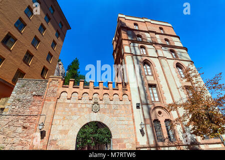 La construction de l'abbaye de Santa Maria de Montserrat dans les montagnes de Montserrat, Espagne Banque D'Images