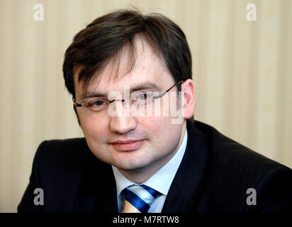 Varsovie, Mazovie / Pologne - 2007/03/27 : Zbigniew Ziobro, Ministre de la Justice dans le parti Droit et Justice, PiS gouvernement de la Pologne au cours de la détermination de la presse Banque D'Images