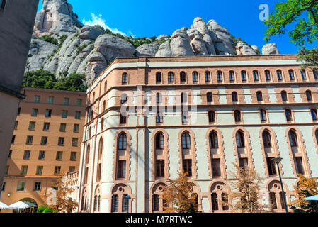 La construction de l'abbaye de Santa Maria de Montserrat dans les montagnes de Montserrat, Espagne Banque D'Images