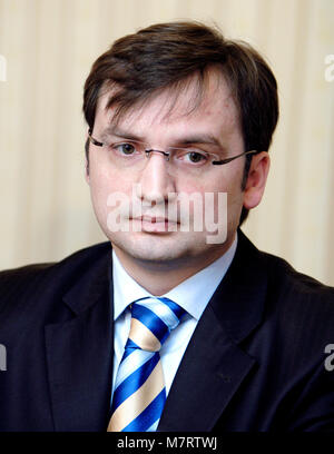 Varsovie, Mazovie / Pologne - 2007/03/27 : Zbigniew Ziobro, Ministre de la Justice dans le parti Droit et Justice, PiS gouvernement de la Pologne au cours de la détermination de la presse Banque D'Images