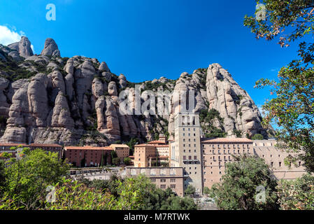 La construction de l'abbaye de Santa Maria de Montserrat dans les montagnes de Montserrat, Espagne Banque D'Images