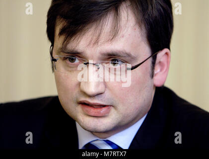 Varsovie, Mazovie / Pologne - 2007/03/27 : Zbigniew Ziobro, Ministre de la Justice dans le parti Droit et Justice, PiS gouvernement de la Pologne au cours de la détermination de la presse Banque D'Images