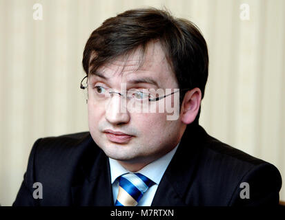 Varsovie, Mazovie / Pologne - 2007/03/27 : Zbigniew Ziobro, Ministre de la Justice dans le parti Droit et Justice, PiS gouvernement de la Pologne au cours de la détermination de la presse Banque D'Images