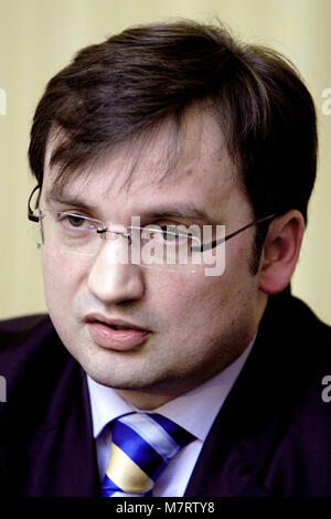 Varsovie, Mazovie / Pologne - 2007/03/27 : Zbigniew Ziobro, Ministre de la Justice dans le parti Droit et Justice, PiS gouvernement de la Pologne au cours de la détermination de la presse Banque D'Images