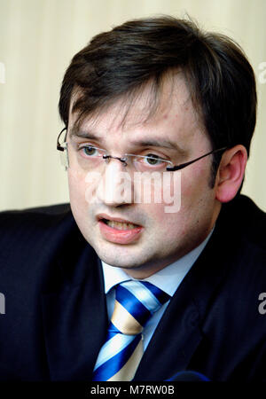 Varsovie, Mazovie / Pologne - 2007/03/27 : Zbigniew Ziobro, Ministre de la Justice dans le parti Droit et Justice, PiS gouvernement de la Pologne au cours de la détermination de la presse Banque D'Images