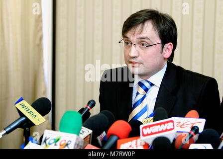 Varsovie, Mazovie / Pologne - 2007/03/27 : Zbigniew Ziobro, Ministre de la Justice dans le parti Droit et Justice, PiS gouvernement de la Pologne au cours de la détermination de la presse Banque D'Images