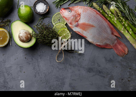 La cuisson du poisson tilapia rouge Banque D'Images