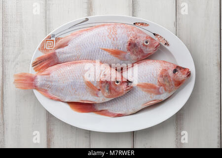 Tilapia rouge pelées dans le plat plate Banque D'Images