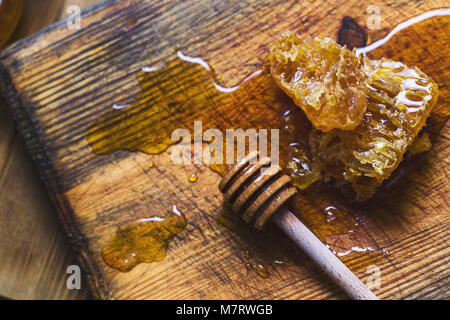 Abeilles sur planche de bois horizontal, vue du dessus Banque D'Images