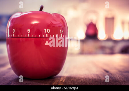 10 Minutes - Macro d'un sablier de cuisine rouge en forme de pomme sur une table Banque D'Images