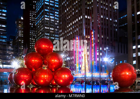 La belle maison de vacances affiche à Rockefeller Center en Décembre. Noël à New York est une expérience magique. Banque D'Images