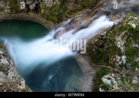 Pozza del Diavolo cascade, dans la municipalité de Monte San Giovanni in Sabina, Italie. Cascade, longue exposition. Banque D'Images