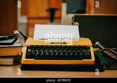 Machine à écrire sur le bureau jaune Banque D'Images