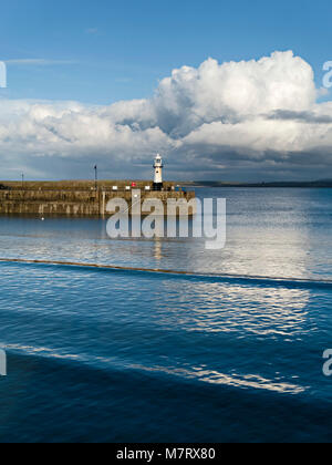 Lumière du soir sur Smeaton's Pier et ancien phare à marée haute, le port de St Ives, Cornwall, England, UK Banque D'Images
