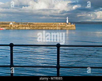 Lumière du soir sur Smeaton's Pier et ancien phare à marée haute, le port de St Ives, Cornwall, England, UK Banque D'Images