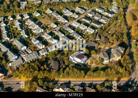 Vue aérienne, maisons jumelées, nouveau lotissement Am Stenshof, les toits solaires, systèmes photovoltaïques, Waldorf School Hoentrop en automne, Golden Octobe Banque D'Images