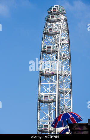 London Eye Millennium Wheel Coca Cola grande roue à Londres, Royaume-Uni. Avec parapluie drapeau britannique Union Jack sur le stand souvenir. Pods Banque D'Images