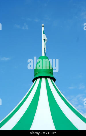 Livre vert et blanc tente de cirque haut contre le ciel bleu Banque D'Images