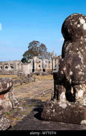 Des monts Dangrek Cambodge, Gardien lion en regardant la Balustrade Naga au 11e siècle du Temple de Preah Vihear Banque D'Images