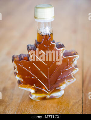 Du vrai sirop d'érable canadien dans un verre le sirop d'érable bouteille. Banque D'Images