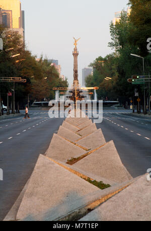 Paseo de la Reforma à Mexico city. Diane chasseresse et monuments de l'Ange de l'indépendance à l'arrière-plan Banque D'Images