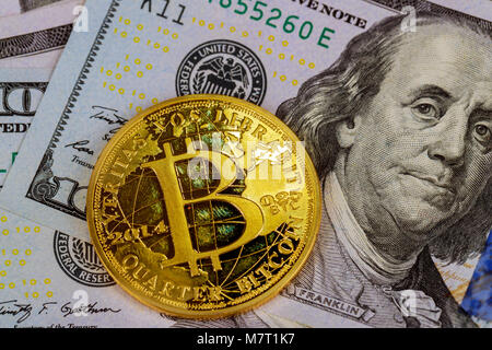 Le Bitcoin or US dollar bills. L'échange de monnaie électronique concept US dollar des bitcoins Banque D'Images