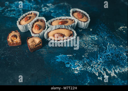 Praliné d'amandes sur un fond bleu foncé Banque D'Images