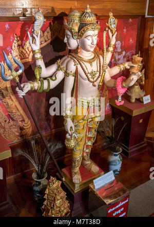 SAMUT PRAKAN. Thaïlande, 05 juin 2017, dieu hindou Shiva sculpture en monastère, en Thaïlande. Statue du dieu Shiva à l'intérieur de temple hindou. Banque D'Images