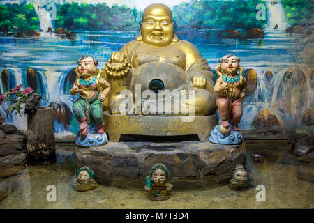 SAMUT PRAKAN. Thaïlande, 05 juin 2017, la statue du Bouddha assis en monastère Bouddhiste. Banque D'Images