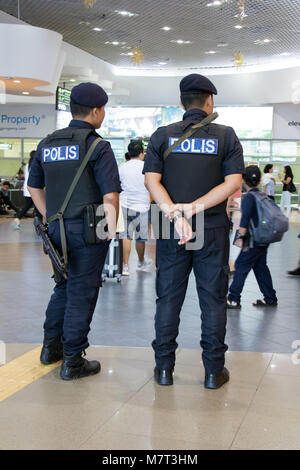 La MALAISIE, Penang, NOV 14 2017, une patrouille de police armés gardée dans le hall de l'aérogare. Banque D'Images