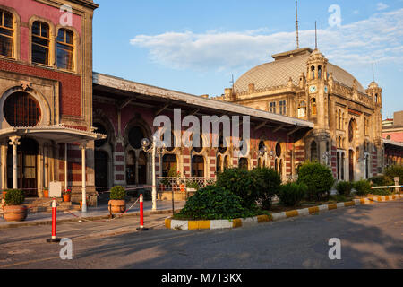 La Turquie, Istanbul, la gare de Sirkeci au coucher du soleil, dernier arrêt de l'Orient Express, monument historique de la ville a ouvert ses portes en 1890. Banque D'Images