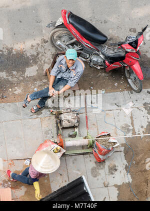 SAIGON, Vietnam, DEC 15 2017, l'ouvrier sert un treuil électrique pour transporter les matériaux de construction. Banque D'Images