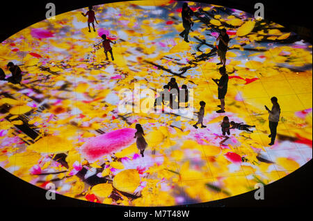 09.03.2018, Singapour, République de Singapour, en Asie - les gens sont découpé sur une toile de lumière numérique interactive à la Marina Bay Sands. Banque D'Images