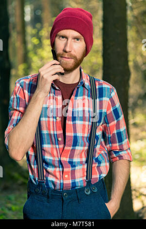 Portrait d'un vertical homme barbu rural dans une forêt, un homme se peigner sa barbe Banque D'Images