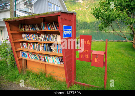 Arrêt de bus et de librairie combiné / bibliothèque dans le Norwegian booktown de Fjaerland - vendre seconhand livres sur le principe de l'honnêteté Banque D'Images