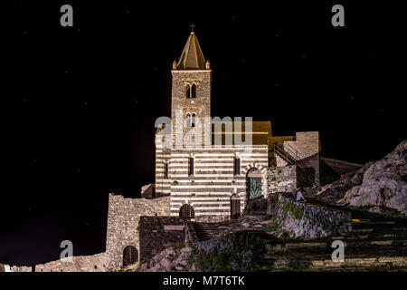 Église isolée par nuit près de l'église Saint Pierre la Mer/// Portovenere La Spezia Ligurie////l'église de nuit dans l'Obscurité/City Lights Banque D'Images